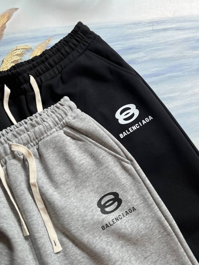 100 巴黎世家Balenciaga经典小标休闲针织运动长裤束脚卫裤！ 情侣休闲运动卫裤束口裤，客供定织面料，亲肤舒适，质感非常好，包边套节，做工细节都无可挑剔