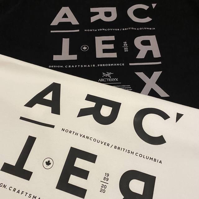 70 始祖鸟/Arcteryx 专柜同款海外版男女宽松纯棉圆领短袖 货号25233 原版260G纯棉精梳面料 亲肤舒适 采用进口数码机器立体胶印 不开裂不脱胶