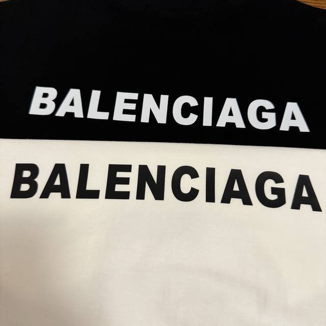 70 Balenciaga 巴黎世家简约字母印花男女同款情侣款短袖 穿上就是舒适自在 减龄又显瘦的存在，慵懒而随性，结合干净简单的色系就特别耐看，适合日常穿着～