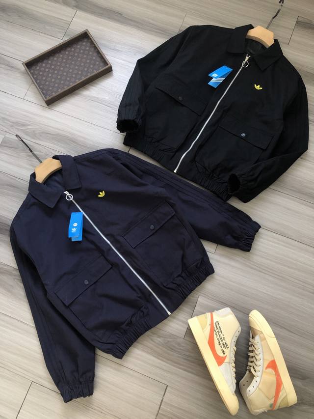 210 Adidas Orginals 阿迪 三叶草 25初春款 三条杠 徽标草写字母Logo刺绣 男女款纯色翻领拉链夹克外套. 颜色： 墨水蓝 黑色. 材质：