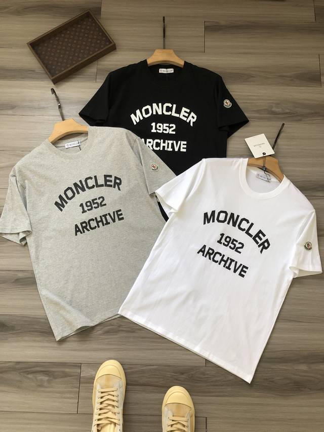 120 moncl＊R｜蒙口 字母Logo胶印 手臂徽标刺绣男女款商务运动休闲圆领短袖T恤. 颜色：白色 黑色 灰色. 材质：定织纯棉面料. 工艺：刺绣 立体胶