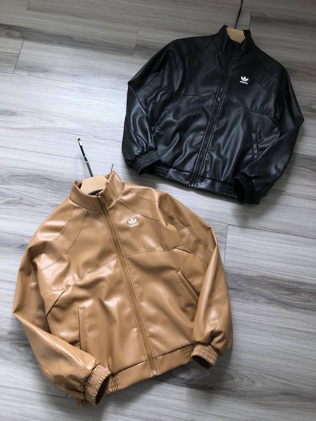 190 adidas Originals Faux L Jacket 三叶草 小标Logo刺绣男女款拉链立领Pu皮衣夹克外套. 颜色：棕色 黑色. 面料：Pu皮