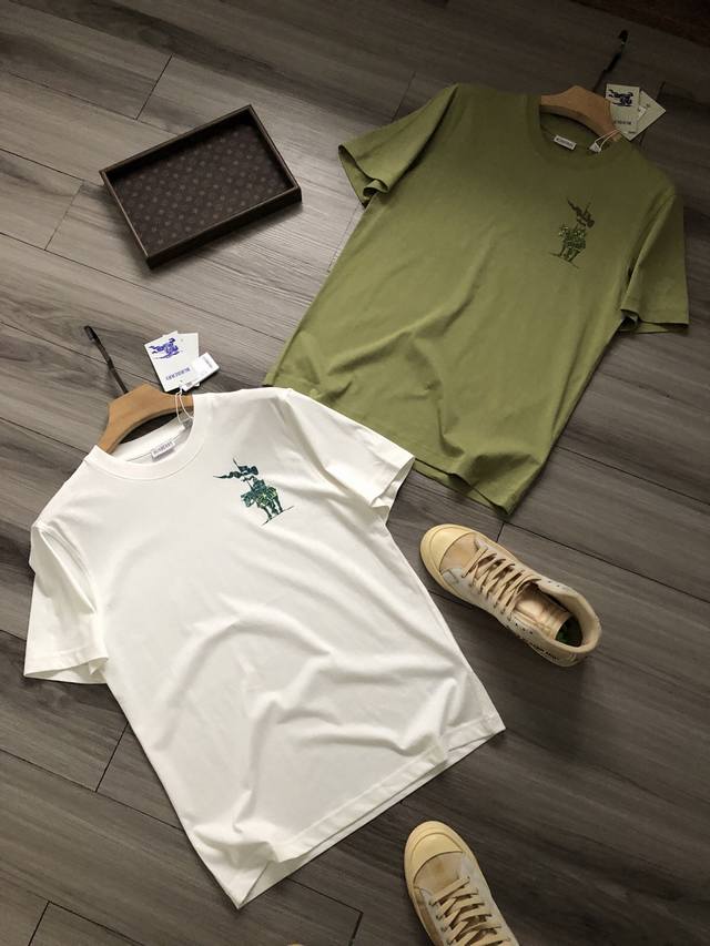 150 巴宝家｜Burberr*Y Fw25 绿色骑士战马徽标胶印 男女款圆领短袖半袖T恤. 颜色：绿色 白色. 尺码：S M L Xl. 材质：原版定织定染1
