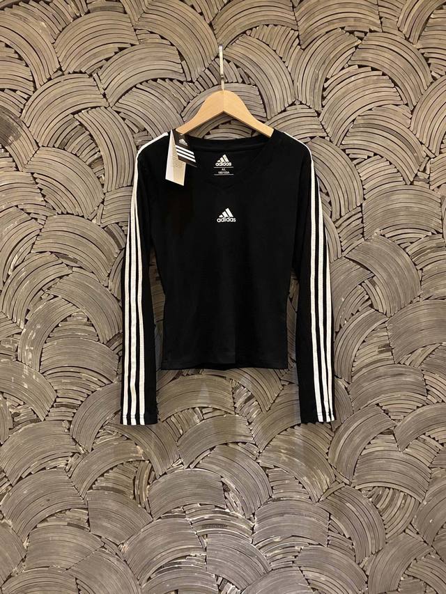 90 adidas阿迪达斯 美式复古V领三条杠纯棉修身弹力短款圆领上衣长袖卫衣情侣款 color: 黑色 Size: M-Xl m 肩宽32 胸围70 衣长55