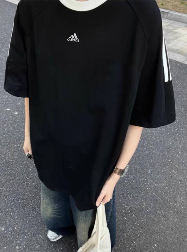 80 adidas阿迪达斯 复古三条杠落肩款穿搭配拼接运动休闲短袖情侣款 color: 黑色 Size: M-Xl m 胸围108 衣长68 (Cm） l 胸围