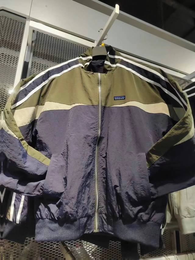 160 patagonia巴塔哥尼亚 高品质重磅拼色绣标双层立领冲锋衣运动拉链机能落肩外套情侣款 color: 拼色 Size: M-Xl m 胸围118 衣长