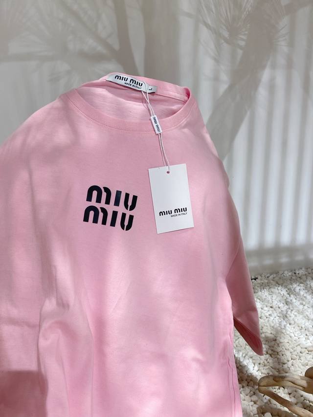 70 miumiu缪缪 纯棉直筒字母印花T恤短袖情侣款 color: 粉色 Size: M-Xl m 肩宽49 胸围114 衣长70 (Cm） l 肩宽50 胸