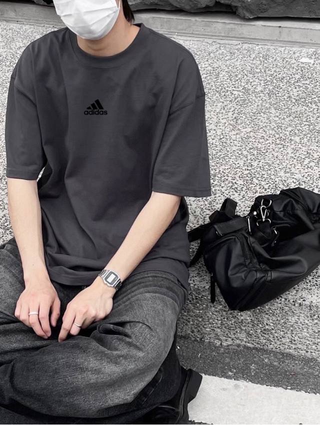 70 adidas阿迪达斯 纯棉直筒黑标T恤短袖情侣款 color: 碳灰色 Size: M-Xl m 肩宽49 胸围114 衣长70 (Cm） l 肩宽50