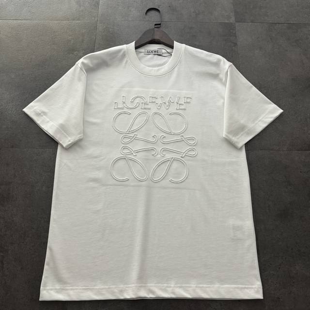 150 loewe罗意威2025新款大Logo绣花短袖T恤 高版本高品质原版面料 网红明星同款 定制32支双纱280克重棉 经典Logo净色重工万针刺绣工艺 手