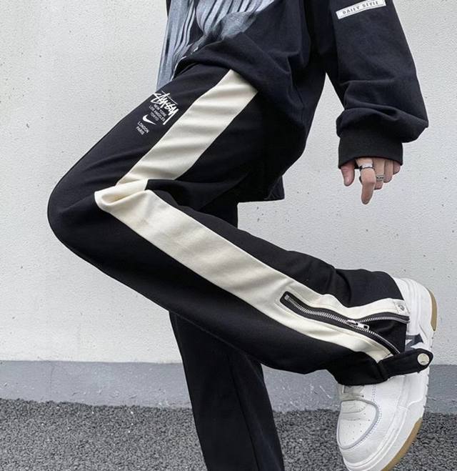 130【斯图西Stussy联名耐克Nike竖条拉链长裤情侣同款超级百搭修身显瘦男女同款长裤】 修身显瘦 面料柔软舒适 带有微弹力！男女同款高街潮牌风！经过反复打