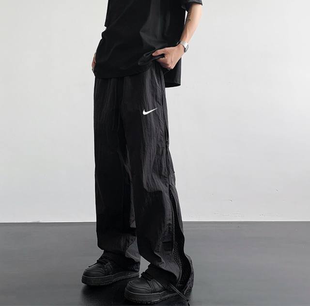 130【耐克Nike新款夏季双拉链侧边网孔设计速干裤子男潮牌宽松直筒百搭休闲运动长裤】 双针走线双拉链网孔侧边拼接工艺非常做工精细扎实非普通工艺可比！ 此款采用