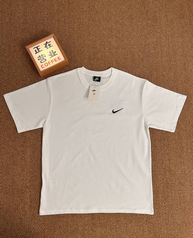 60 顶端刺绣品质耐克Nike 白色基础款短袖宽松男女同款情侣款 采用抗菌260克新疆长绒棉重磅面料 透气舒适 怎么洗都不起球透气轻柔的短袖，让您穿着舒适一整天