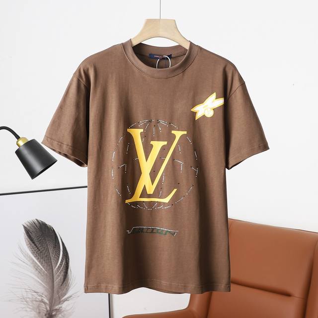 150 顶级复刻版本 路易威登 Lv 25Ss早春新款 L V 印花烫钻短袖 轻奢主义 男女日常通勤穿搭必备单品 正确版本 欢迎对比 详细特征 · 320克10