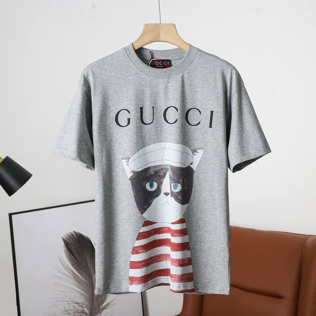 140 顶级版本 古驰Gucci 2025 Ss新款卡通系列 Gu字母卡通猫咪短袖 轻奢主义 男女日常通勤穿搭必备单品 正确版本 欢迎对比 详细特征 · 采用3
