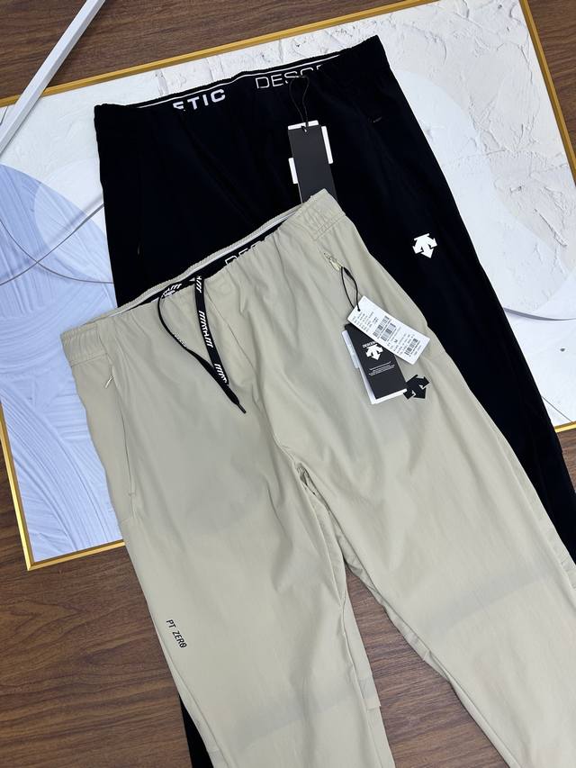 190，Descente/迪桑特新款男士松紧织带腰部休闲运动梭织长裤 可情侣款这款迪桑特裤子非常经典耐看的一个款式，简约大气，不失格调！采用迪家创新天丝亚麻梭织