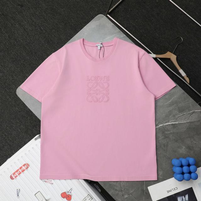 上新180【专柜1:1 高端定制】 - Loewe/罗意威·专柜款刺绣Logo水洗做旧圆领短袖T恤 - 款号: 6226 - 颜色: 粉色 灰色 墨绿 - Lo