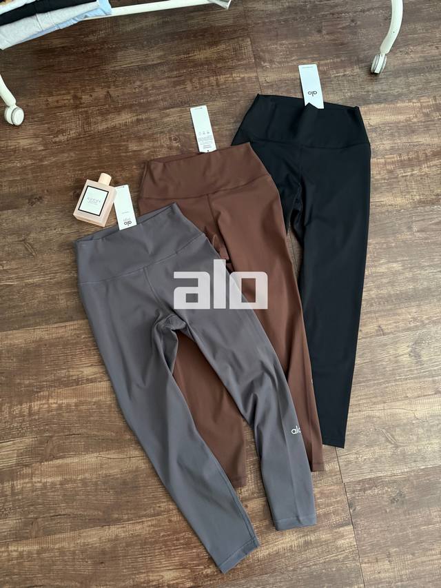 供P120 款号:2502 超火！Alo瑜伽健身裤！对标Lululemon 外穿高腰提臀裸感跑步健身瑜伽九分裤 打造亲肤裸感;轻盈柔滑，伴你专注习练 面料轻盈柔