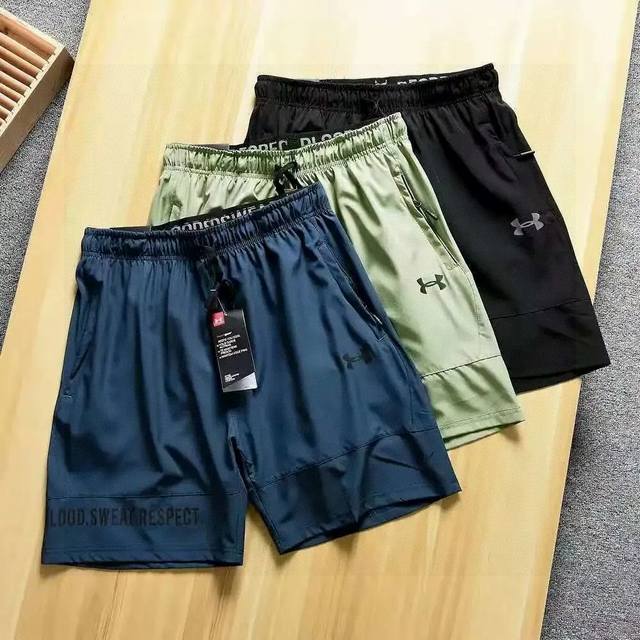 上新P80 安德玛强森同款三色轻薄运动短裤 贸易公司货 排汗透气 尺码:M,L,Xl,2Xl,3Xl 黑色,宝蓝,草绿， 极品梭织弹力面料，手感顺滑速干排汗轻薄