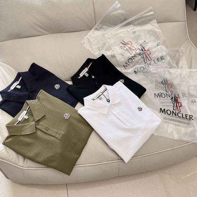 p：160 moncler 蒙口Polo衫｜这件「会呼吸」的商务战袍我锁死了！ 挖到男生夏日衣橱断层C位了！蒙口这件Polo衫简直就是闷热克星，纯棉珠地网眼面料