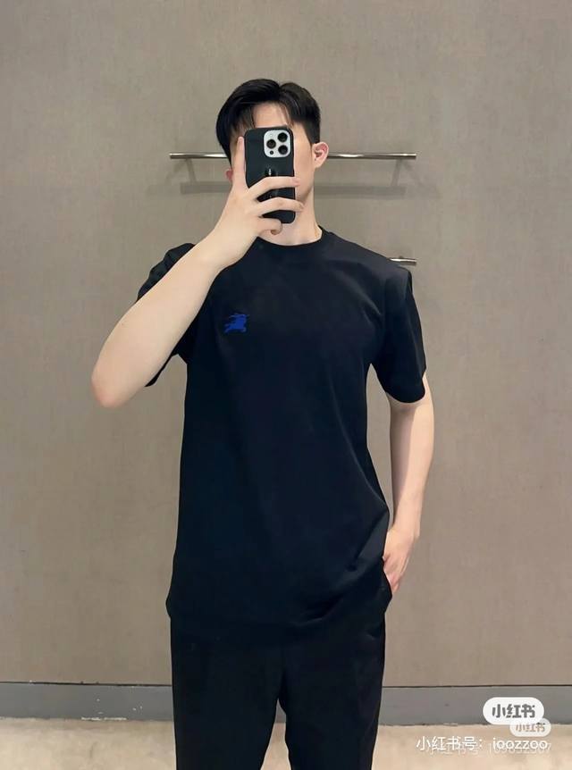 模特咨询图 110 burberry巴宝莉胸贴印花Logo圆领短袖T恤 男女同款短袖T恤-顶级版本 面料采用双股精棉平纹高密无尘全棉布料，Os版型宽松慵懒百搭，