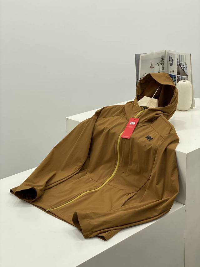 供180。 Helly Hansen/ Hh海丽汉森户外轻量速干外套 夏季薄款情侣防晒衣夹克。 春夏休闲户外轻量速干皮肤衣夹克透气防泼水薄款风壳外套，防晒面料轻