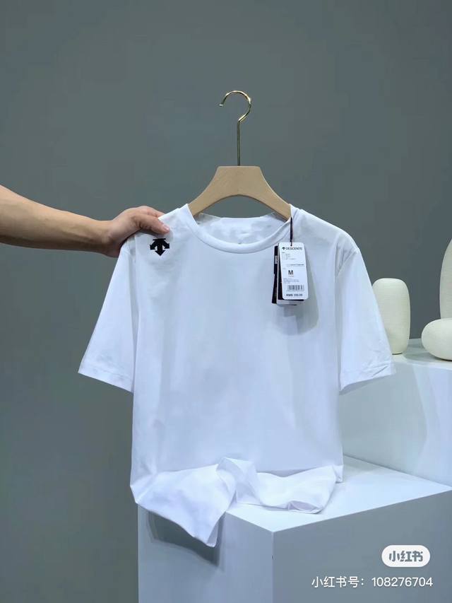 福利供50【硅胶立体标 小红书爆款！高克重 高品质迪桑特Ｔ恤】 迪桑特短袖！ 火爆来袭，质量一级棒！品质，版型！爆表！高品质跑量！一定要入手这款！日常休闲，运动