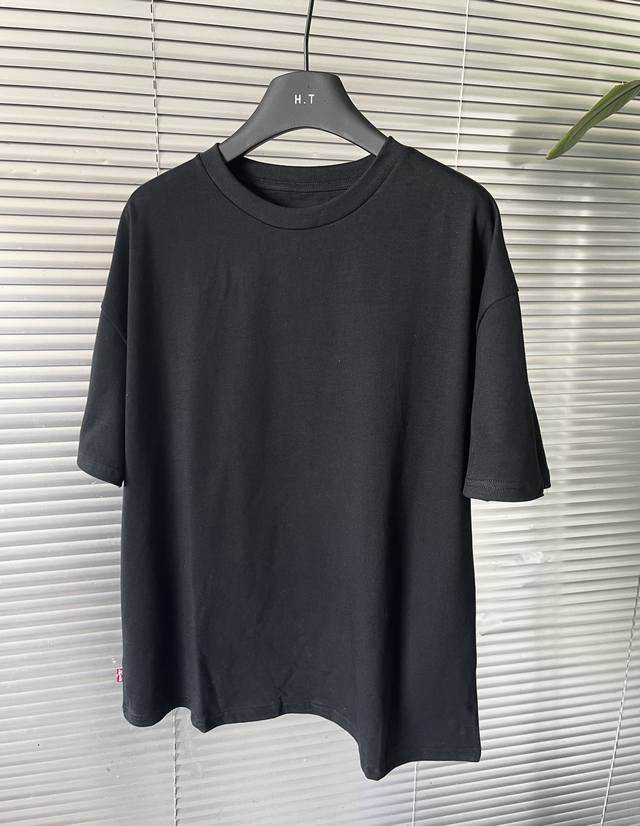 上新120 Levi’S X Beams 联名款 Ss25 背面印花Logo图案圆领短袖T恤 男款 黑色！！ 这是一款由两大知名品牌 **Levi’S** 和