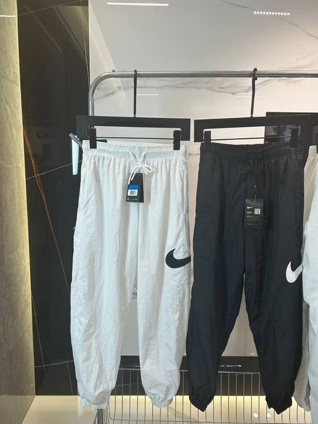 120 正品Nike：2015耐克侧面大勾女裤梭织透气训练运动休闲长裤 爆款推荐 黑白大勾相间｜ 配色师可太牛了 不是单纯的简单 让人觉得难以搭配 就突然碰撞出