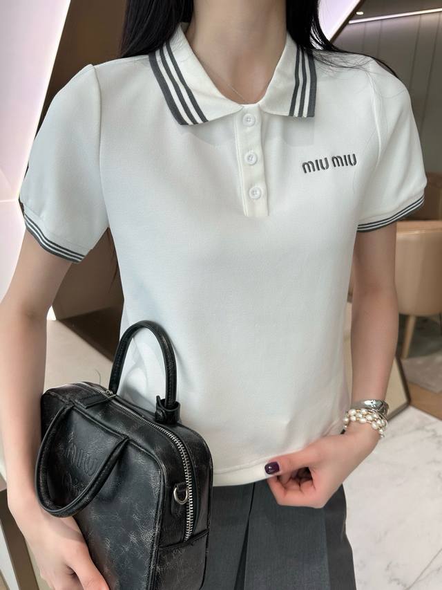 230 miumiu缪缪字母刺绣Polo衫短袖百褶裙半身裙套装 款号：25670403633 颜色：藏蓝色 灰色 尺码：Sml s码80-95斤 m码95-11