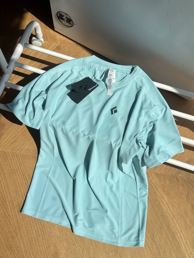 供100 Blackdiamond黑钻Bd户外运动速干吸汗T恤男款短袖跑步上衣 m~Xxl 原版速干面料，夏季凉爽透气，胸口基础印花Logo 全套原版三标辅料齐