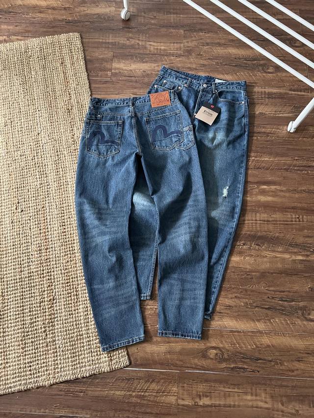 p180 evisu2025年春季男士海鸥贴布刺绣直筒牛仔裤，海鸥贴布刺绣是Evisu的标志性元素，以精致的工艺绣于牛仔裤后袋位置，融合街头时尚与传统文化，展现