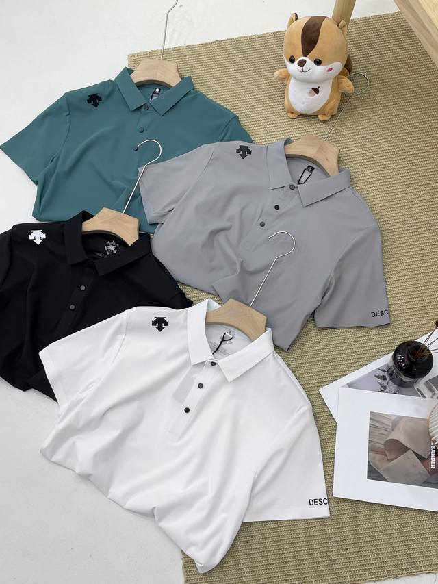 100包邮 descente迪桑特夏季商务休闲冰丝短袖T恤男翻领高端纯色半袖体恤Polo衫 采用高品质运动属性功能性Aerodry针织面料制作的短袖Polo衫。
