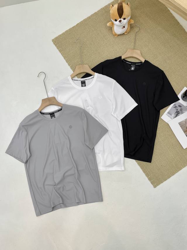 90包邮 lululemon男T恤运动健身短袖男士速干短袖 一款令你舒适自如的功能性单品，面料触感绵软，轻薄爽滑透气，舒适伸展，经典剪裁，立体式硅胶小标，极具品