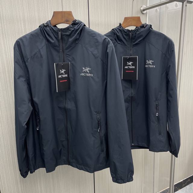 210包邮 春新款Arc'teryx始祖鸟软壳户外防风阻雨刺绣Logo连帽机能夹克，面料采用高品质面料，正品面料当季必备，有了这款外套再也不害怕忽冷忽热。防风防