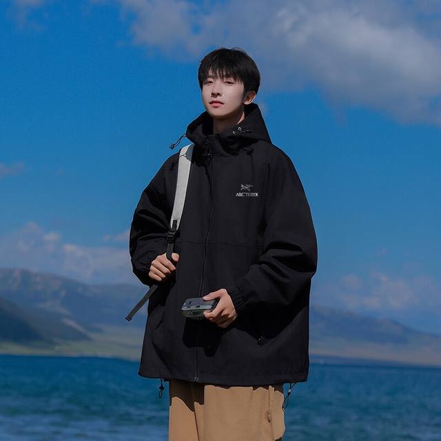 180包邮 arc'teryx/始祖鸟连帽冲锋衣外套 始祖鸟25年春秋季新款，专柜同步新品！ 高品质的货！ 喜欢的千万别错过。 柜子同步款！ 贸易公司出口订单货