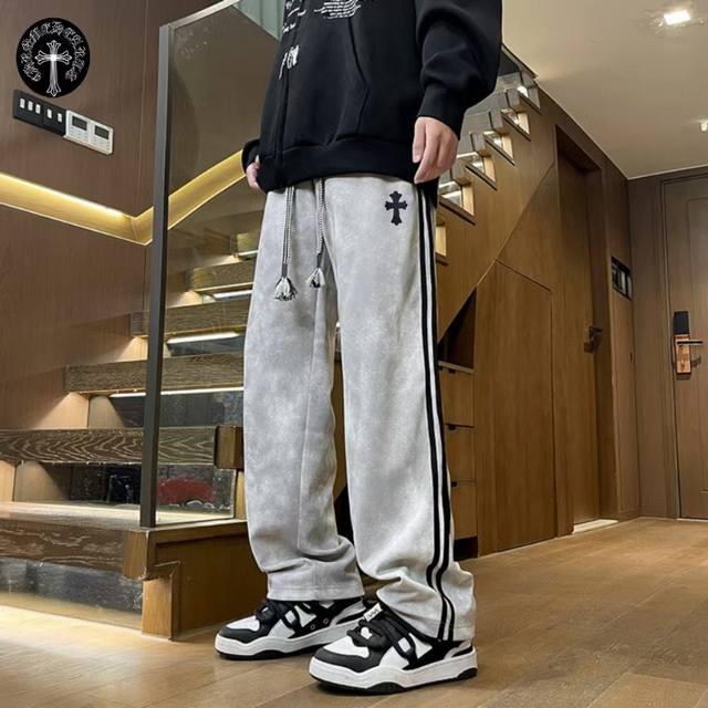 120包邮 克罗心Chrome Hearts 美式街头潮牌扎染拼接设计时尚直筒长裤 女情侣款 设计灵感源于哥特泰银式的设计风格 融合摇滚朋克 街头嘻哈等低调的奢