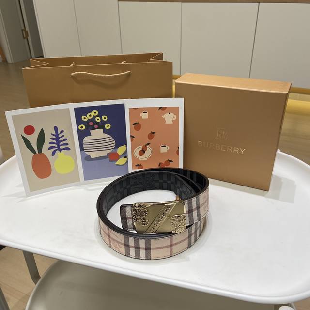 110包邮 巴宝莉经典压花皮带，Logo金色扣头，大气且耐看，融合标志性设计的最新款！闪亮镀钯电镀，超高原单品质货，全套礼盒配专柜包装，采用两层皮原版面料，宽度