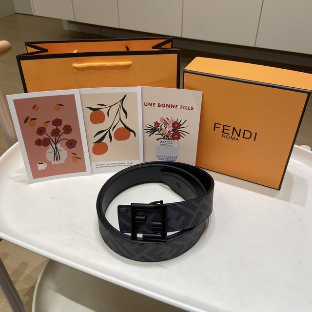 120包邮 高品质 芬迪纯色经典皮带，Logo黑色扣头，大气且耐看，融合标志性Ff设计的最新款！闪亮镀钯电镀，超高原单品质货，全套礼盒配专柜包装，采用两层牛皮原