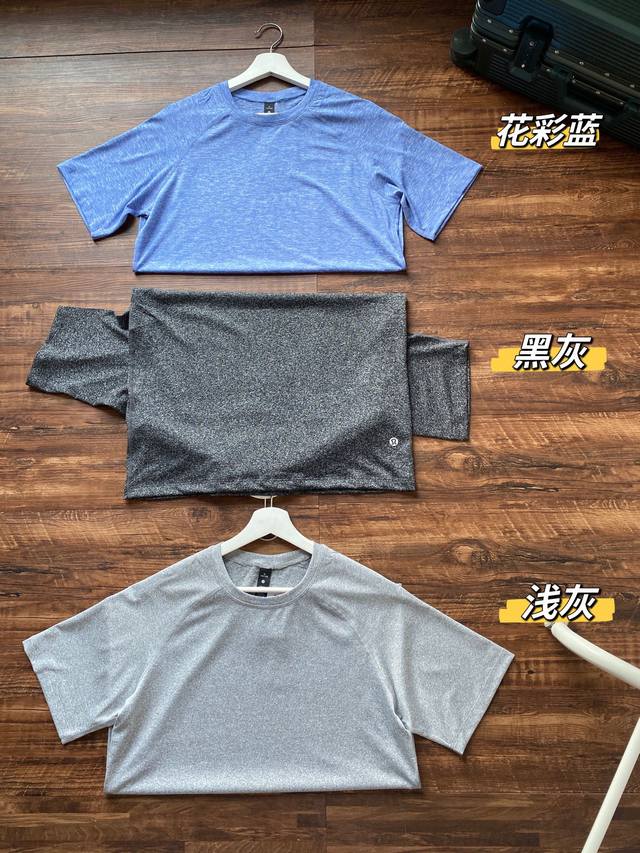 90【款号：6601】Lulu高通勤夏季男子落肩运动速干T！工艺上尤为优秀~落肩袖的设计，能够非常好的修饰肩颈线条。四针六线精密缝制，处处针脚都很精湛牢固。银色