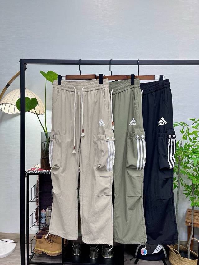 120 【阿迪达斯工装风休闲长裤】 阿迪达斯Adidas工装风休闲长裤直筒裤束脚裤卫裤运动裤，一裤两穿，可直筒可束脚，高街潮流痞帅风 版型优秀 能衬托腿型 保持