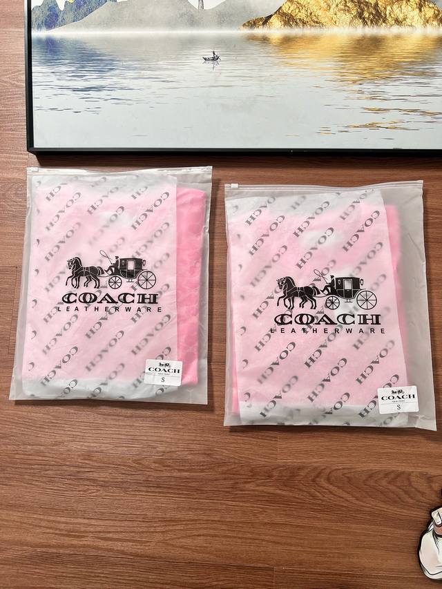 110 代购级Coach蔻驰女款时尚新款短袖粉色，黑色满印T恤 爆款独家货品～现货3000+海外专柜最新款！这款满印T恤来得太是时候了！强烈建议大家人手一件，真