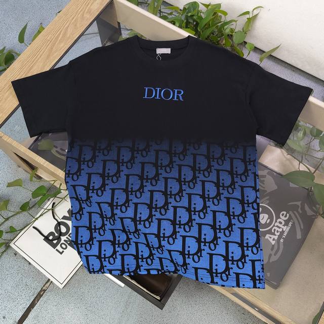 110 【款号：Zscxs5082A】高版本 2025新款Dior迪奥刺绣字母渐变色Logo图案印花休闲情侣宽松短袖T恤，独一无二的活性环保面料染色，32支双纱