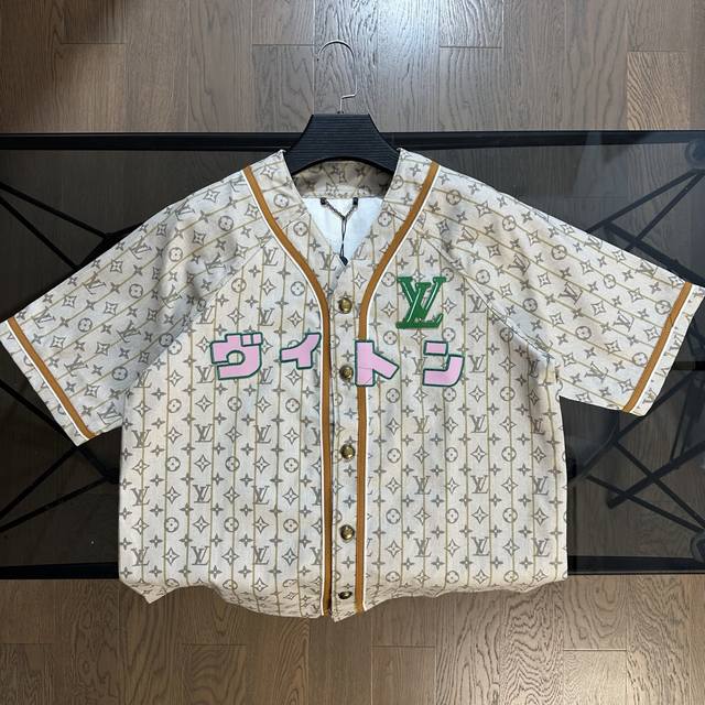 270 lv·路易威登2025 春夏新款皮标字母Logo，V领外套 胸前采用皮标字母刺绣大Logo设计，搭配四全身满印Logo，品牌特征十足，细节出全部搭配Lv