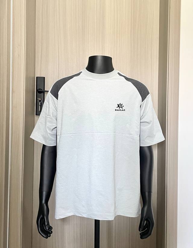 120 kailas/凯乐石立体硅胶简约爆款运动休闲短袖Tee -面料采用专业运动吸汗面料，上身有型，质感无敌，绝对属于性价比极高的一款短袖T恤，舒适透气厚度中