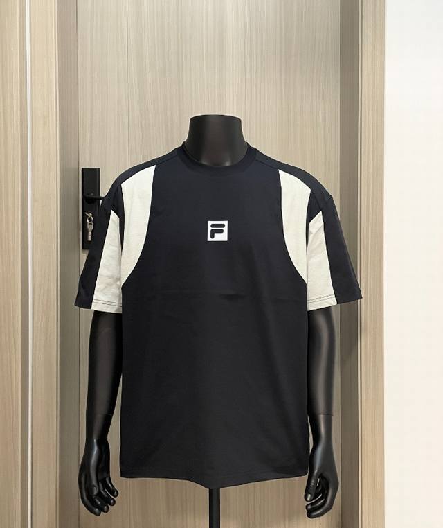 130 fila/斐乐城市轻设计夏日短袖Tee 视觉效果完美到炸 致敬经典，彰显高贵品质！ 经典印花 约而又不失辨识度 欧美街头风格十足 提升层次感 更显高档大
