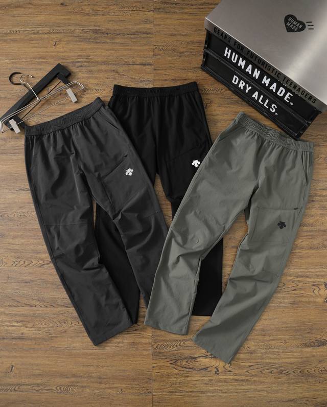 120 descente/迪桑特25S新款男士多口袋长款防泼水轻薄速干梭织休闲长裤！ 大口袋设计！配备隐形拉链！ 裤子的版型线条感，更加能修饰腿型，全身多处拼接