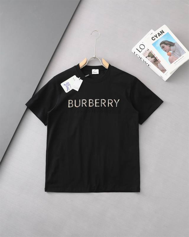 130 高品质 burberry/巴宝莉3D暗纹压花立体浮雕格纹拼色新款T桖， 25Ss春夏新品，官方旗舰店同步开售，胸前字母Loog拼色用B家经典拼色设计，采