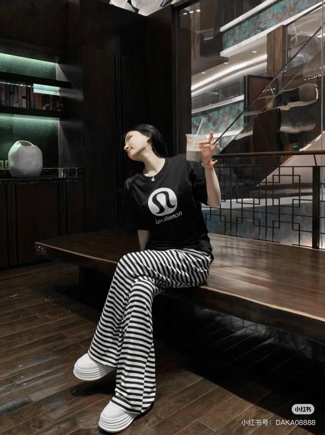 80 高品质露露Lululemon25Ss印花短袖！胸前品牌字母Logo大牌感十足！高端大气完美演绎，经典圆领不挑人版型上身巨显瘦 面料采用230克纯棉面料，保