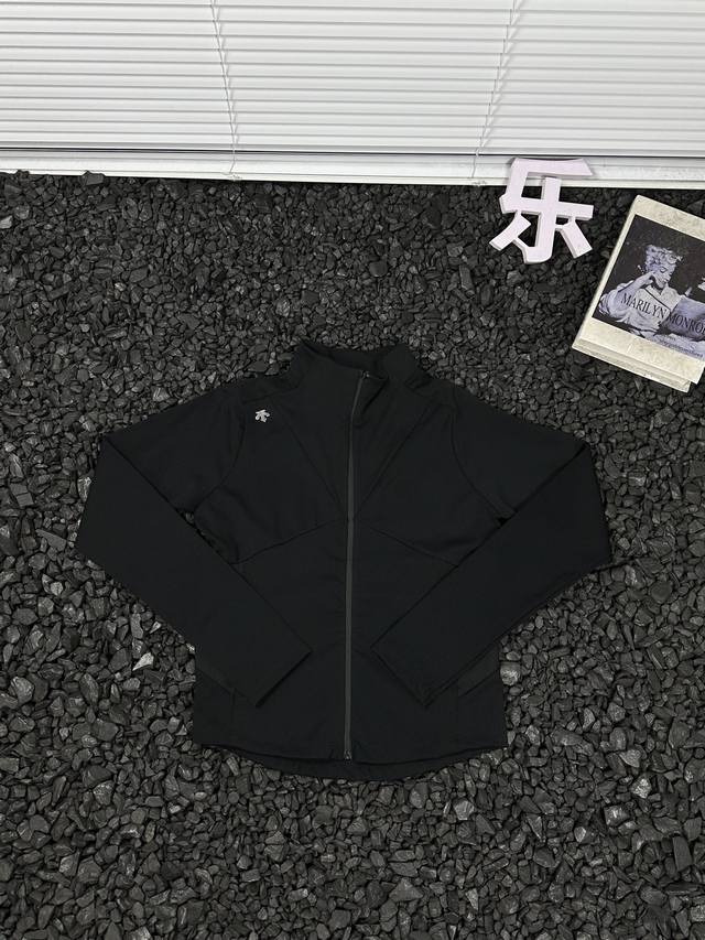 210 - 迪桑特立体Logo拼接剪裁户外运动开衫透气吸汗修身百搭休闲透气弹力修身瑜伽外套女款 - 准备踏上旅行的征程？这件迪桑特户外运动开衫必须装进你的行李箱