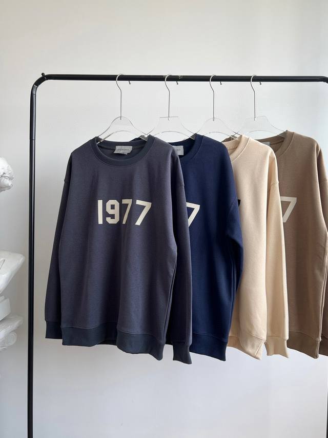 110 fear Of God Essentials第八季复线高街1977植绒数字圆领卫衣 定制螺纹 非常耐穿舒服 版型宽松 上身百搭 搭配纯色简约的裤子 休闲
